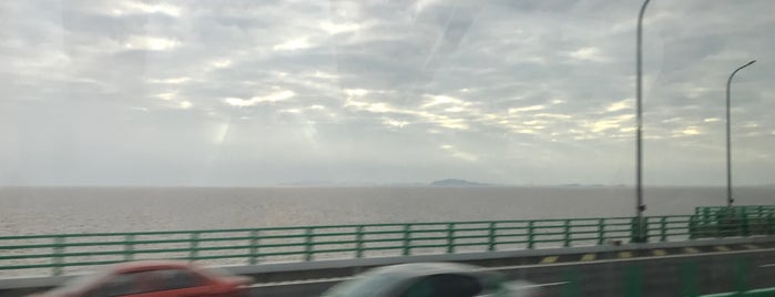 Hangzhou Bay Bridge is one of Lugares favoritos de Turgut Can.