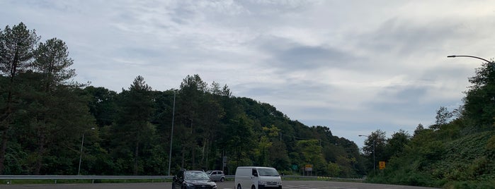 萩野PA (下り) is one of 道央自動車道.