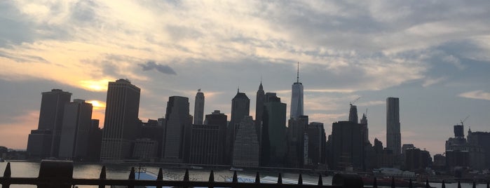 Brooklyn Heights Promenade is one of Jeeleighanne'nin Beğendiği Mekanlar.