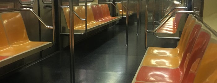 MTA Subway - Houston St (1) is one of Jeeleighanne : понравившиеся места.