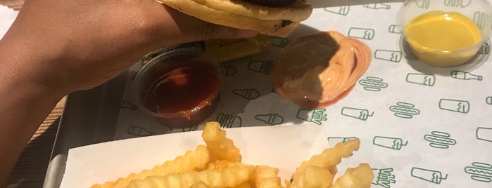 Shake Shack is one of Locais curtidos por Jeeleighanne.