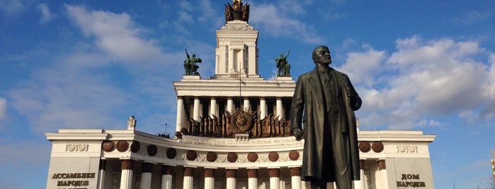 Памятник В. И. Ленину is one of JiYoung : понравившиеся места.