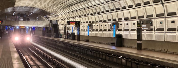 Smithsonian Metro Station is one of Tempat yang Disukai Christopher.