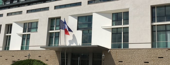 French Embassy is one of Behörden/Polizei.