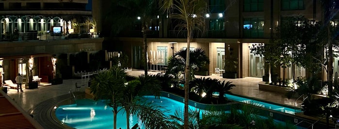 Four Seasons Hotel Cairo at Nile Plaza is one of القاهرة.