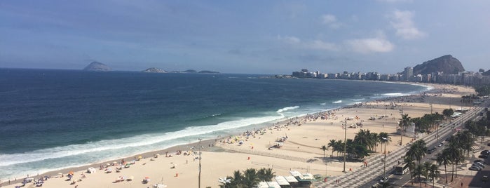Praia do Leme is one of Lugares favoritos de Ana Beatriz.
