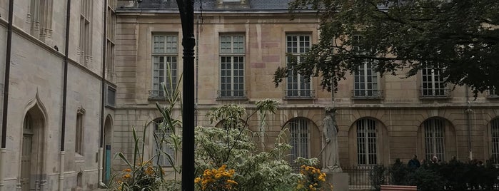 Place des Ducs de Bourgogne is one of Tempat yang Disukai Ana Beatriz.