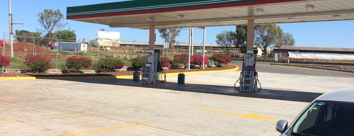 Gasolineria Camarena is one of Lugares favoritos de Luis.