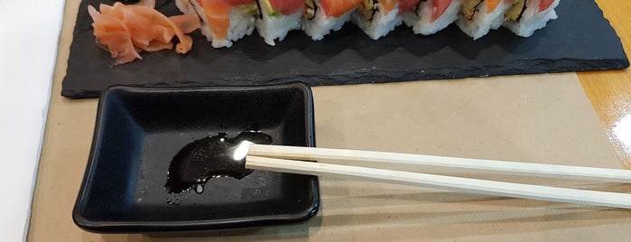 Maneki Neko Sushi is one of Tempat yang Disukai Zina.