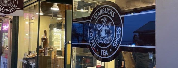 Starbucks Reserve Bar is one of Lugares favoritos de Karthik.