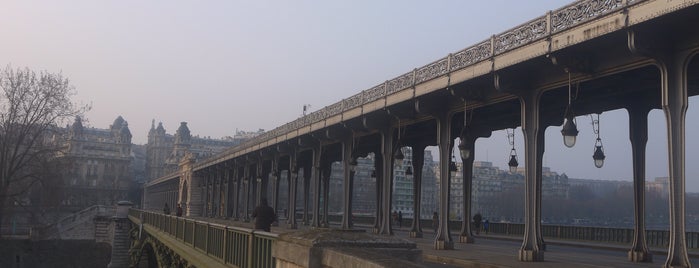 Pont de Bir-Hakeim is one of paris marita.