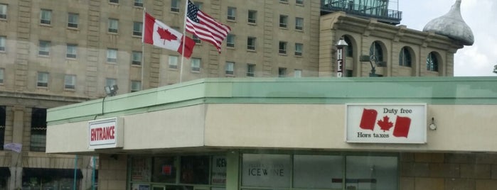 Niagara Falls Duty Free Shop is one of สถานที่ที่ Poly ถูกใจ.