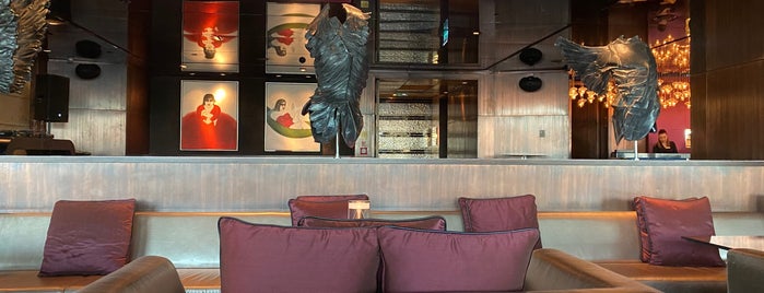 Long Bar is one of Lugares favoritos de Emir.