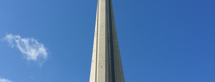 CN Tower is one of Tempat yang Disukai Ronnie.