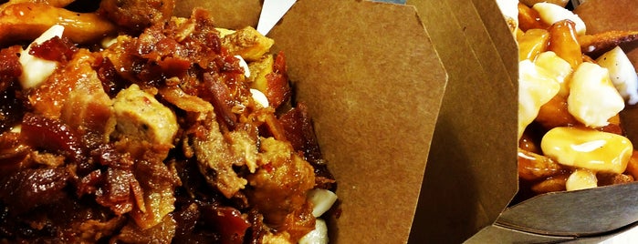 Smoke's Poutinerie is one of Tempat yang Disukai Ronnie.