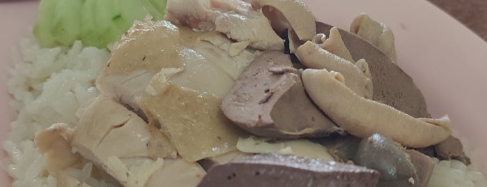 ข้าวมันไก่ อ้วนโอชา is one of Chiangmai.