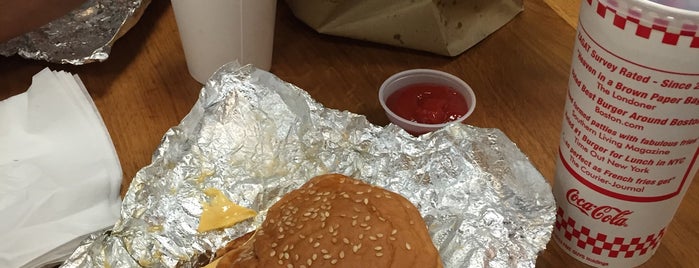 Five Guys is one of Aliさんのお気に入りスポット.