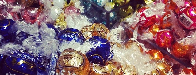 Lindt is one of Tempat yang Disukai Fanychachi.