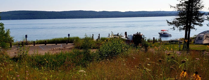 Lake Charlevoix (Boyne City End) is one of Orte, die Wesley gefallen.