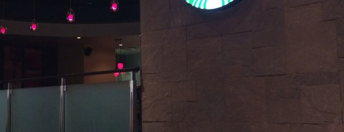 Starbucks is one of Tempat yang Disukai Paulien.