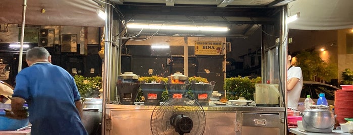 Claypot Chicken Rice Brickfields 十五碑炭火瓦煲鸡饭 is one of Kuala Lumpur.