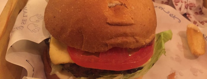Le Grand Burger is one of Posti che sono piaciuti a Carolina.