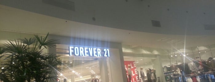 Forever 21 is one of Orte, die Laura gefallen.
