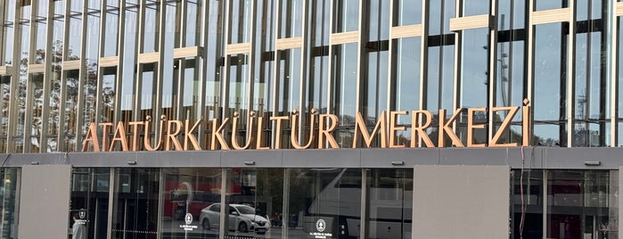 Atatürk Kültür Merkezi Önü is one of mekanlar.