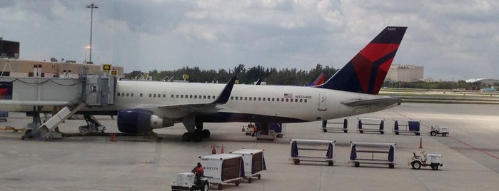 Aeropuerto Internacional de Palm Beach (PBI) is one of Airports With Good Planespotting.