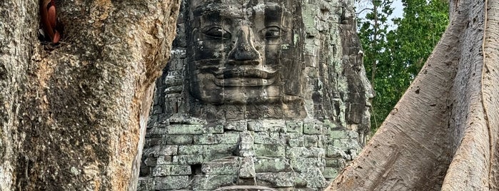 Angkor Thom Victory Gate is one of Cambodja.