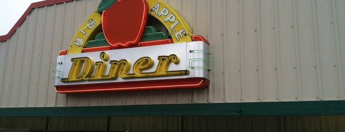 Big Apple Diner is one of สถานที่ที่ Tyler ถูกใจ.