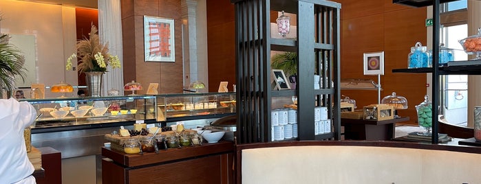 Majlis Lobby Lounge is one of Food.talk'ın Beğendiği Mekanlar.