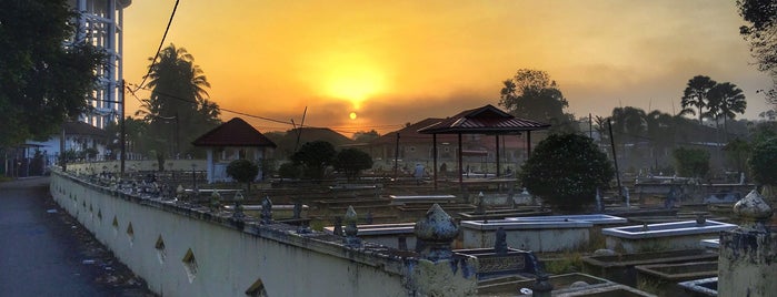 Tanah Perkuburan Tok Kenali is one of Tempat yang Disimpan ꌅꁲꉣꂑꌚꁴꁲ꒒.
