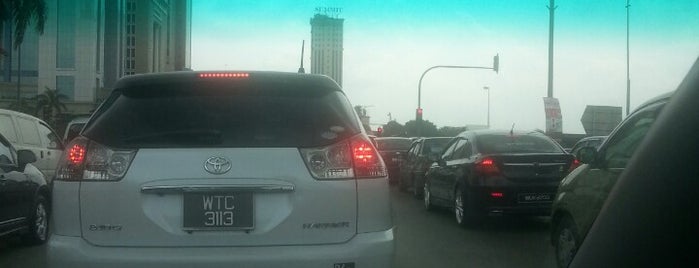 Traffic jamp at summit is one of traffic jam.