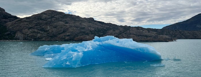 Ferry de excursión al glaciar is one of Patagonia trip.