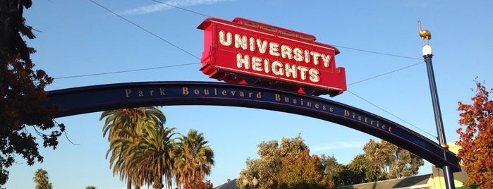University Heights Sign is one of Lugares favoritos de Phillip.