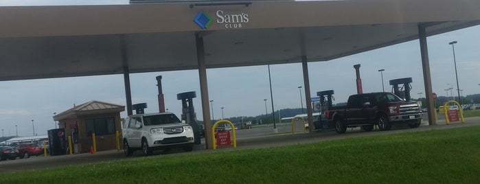 Sam's Club Gasoline is one of Tempat yang Disukai Lizzie.