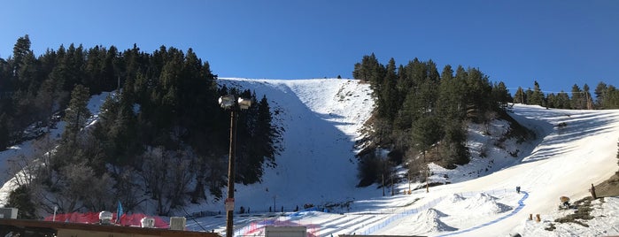 Mountain High Ski Resort (East) is one of Tempat yang Disukai Paul.