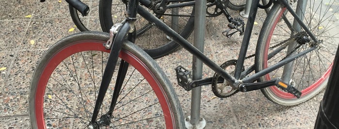 Una Velocidad is one of Talleres y Tiendas de Bicicletas.