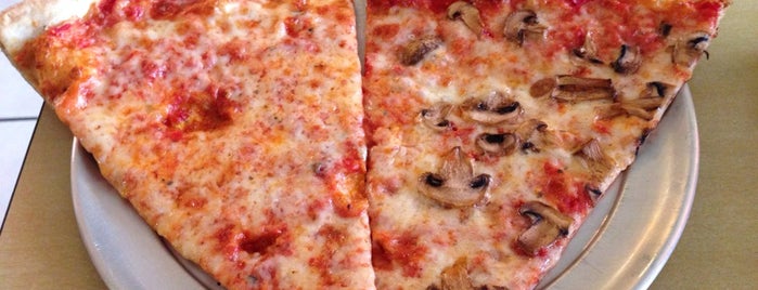 Primo's Pizza is one of Tempat yang Disimpan James.