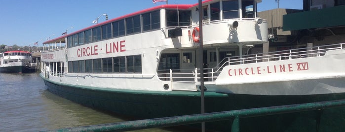 Circle Line Sightseeing Cruises is one of สถานที่ที่ Kimberly ถูกใจ.