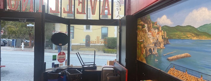 Pizzeria Avellino is one of Lugares favoritos de Simon.