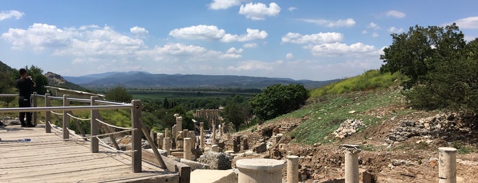 Great Theater of Ephesus is one of Locais curtidos por Sina.