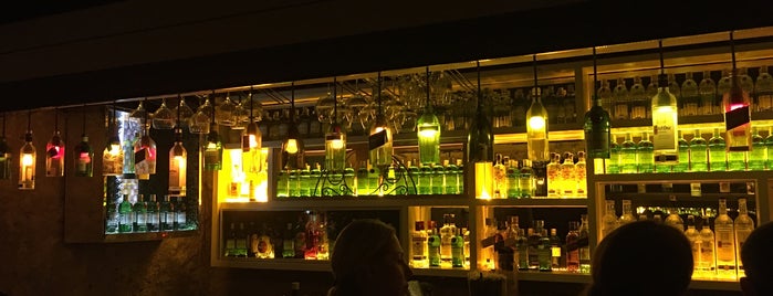 Göz Lounge is one of Orte, die Sina gefallen.