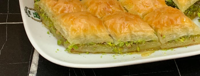 Haci Usta Baklavalari is one of Locais curtidos por Sina.