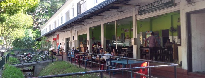 Lakshmi Vilas Restaurant is one of Lugares favoritos de James.