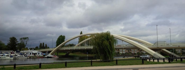 Walton Bridge is one of Thames Crossings.