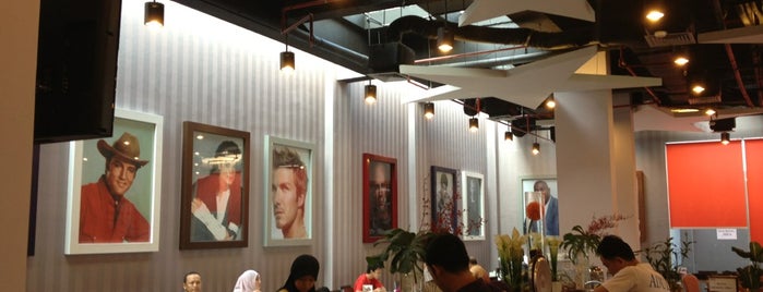 Hall Fame Cafe is one of Tempat yang Disukai James.