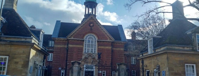 St. Hugh's College is one of Leachさんのお気に入りスポット.