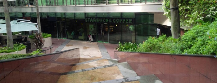 Starbucks is one of Lieux qui ont plu à James.